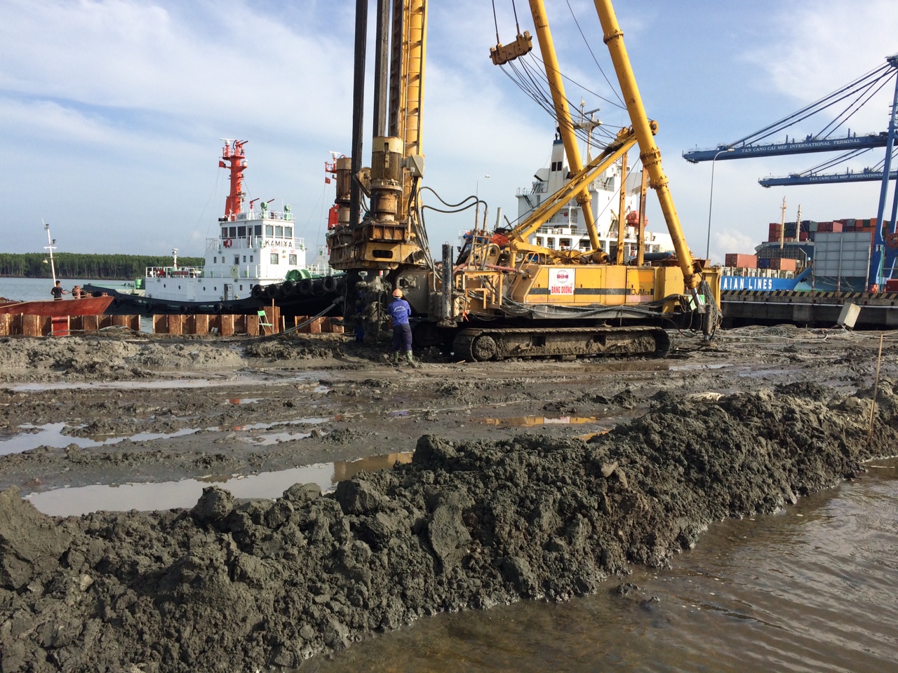 Thi công bấc thấm hút chân không tăng tốc tiến độ cố kết nền đất yếu 