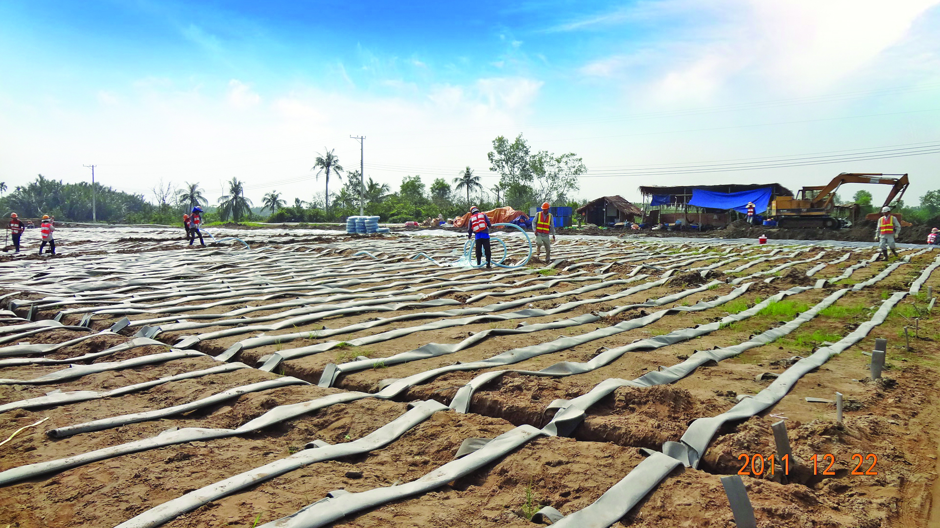 Thi công bấc thấm hút chân không tăng tốc tiến độ cố kết nền đất yếu 