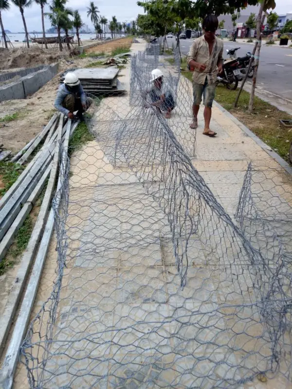 Nhân Công Xếp Rọ Đá Trong Xây Dựng Hiện Đại