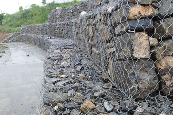 Rọ đá 2x1x0.5 m giải pháp kè mềm phổ biến hiện nay