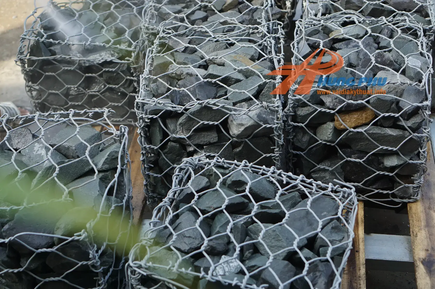 Giá rọ đá bọc nhựa: Tìm hiểu và so sánh các loại trên thị trường hiện nay