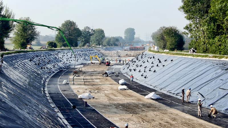 Màng chống thấm HDPE yêu cầu mặt bằng phẳng và chắc