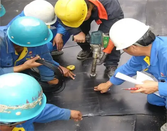 Thi công màng HDPE liên kết bằng vật liệu chống thấm