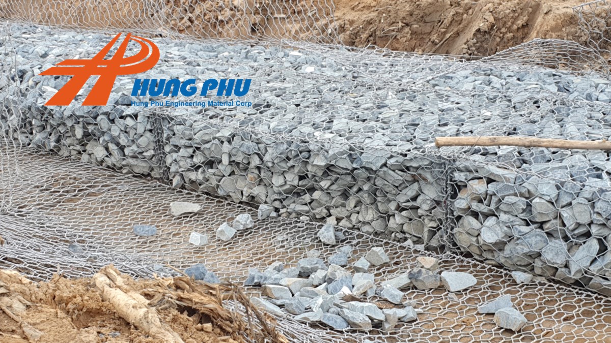 Ứng dụng rọ đá vỏ lưới nhựa chống xói bờ kè trong môi trường xâm thực