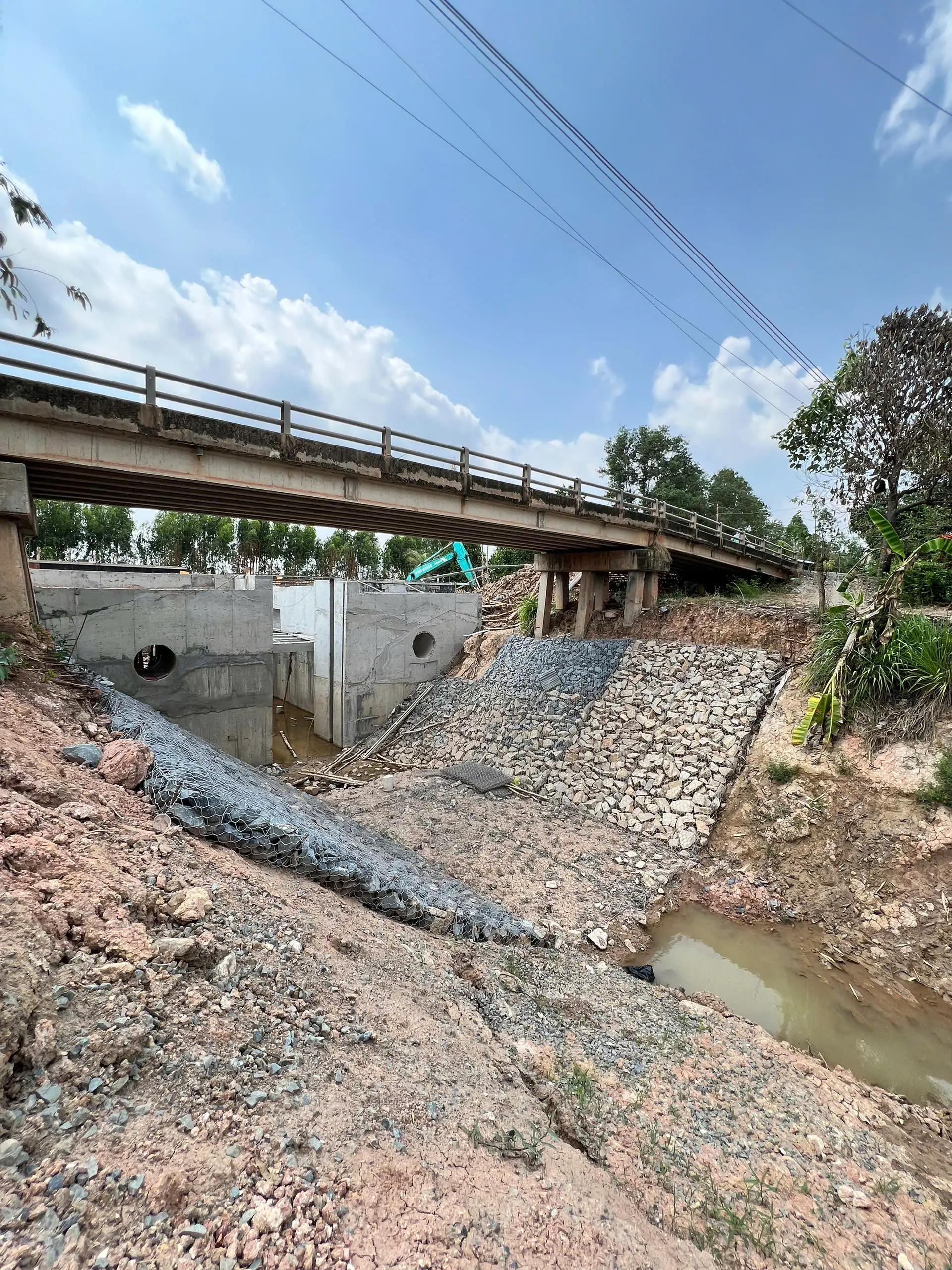 Mố cầu gia cố rọ đá