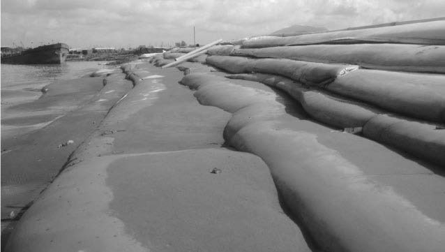 Ứng dụng rọ đá vỏ lưới nhựa chống xói bờ kè trong môi trường xâm thực