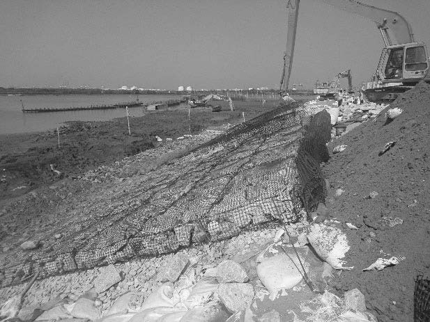 Ứng dụng rọ đá vỏ lưới nhựa chống xói bờ kè trong môi trường xâm thực